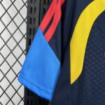 camiseta-colombia-pre-match-mundial-2026-puño