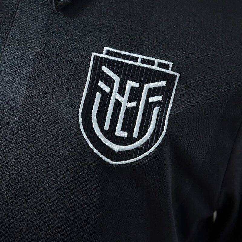 camiseta-ecuador-edicion-commemorativa-negro-2025-2026-escudo