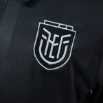 camiseta-ecuador-edicion-commemorativa-negro-2025-2026-escudo