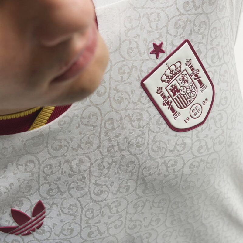 camiseta-españa-segunda-equipacion-mundial-2026-escudo