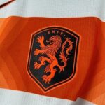camiseta-holanda-segunda-equipacion-mundial-2026-escudo
