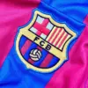 camiseta-barcelona-retro-primera-equipacion-ronaldinho-manga-larga-2006-escudo