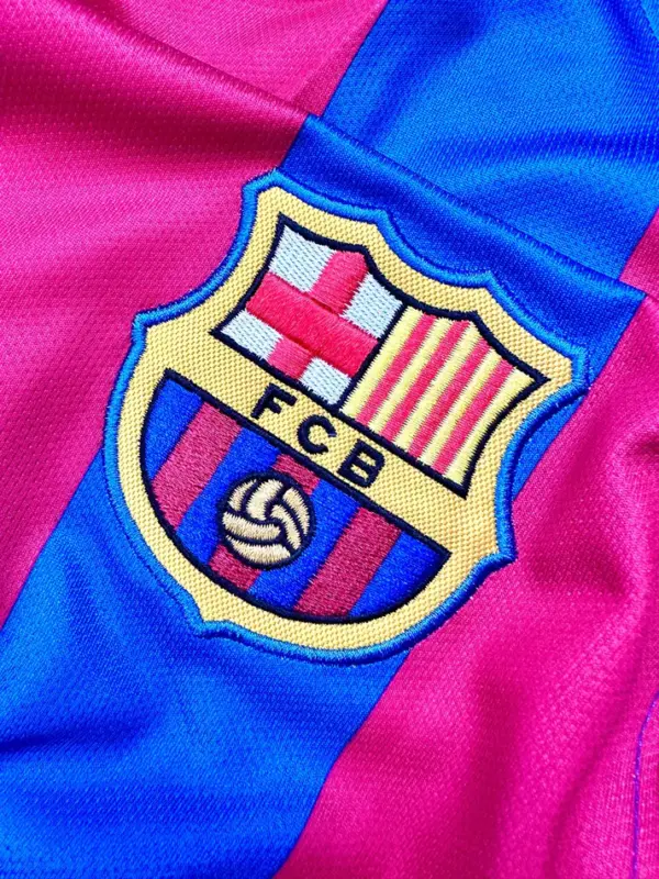 camiseta-barcelona-retro-primera-equipacion-ronaldinho-manga-larga-2006-escudo