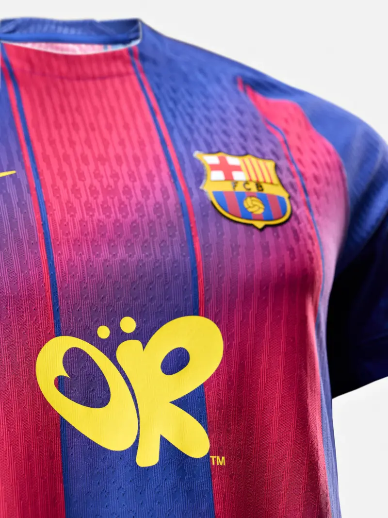 camiseta-barcelona-primera-equipacion-edicion-olivia-rodrigo-2026-2027-escudo
