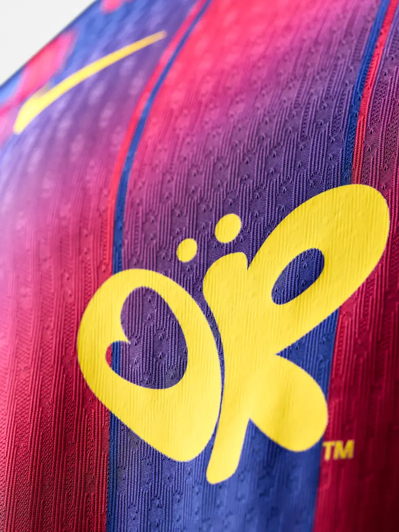 camiseta-barcelona-primera-equipacion-edicion-olivia-rodrigo-2026-2027-pecho