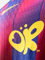 camiseta-barcelona-primera-equipacion-edicion-olivia-rodrigo-2026-2027-pecho