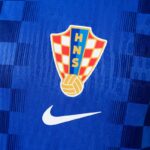 camiseta-croacia-segunda-equipacion-version-jugador-mundial-2026-escudo