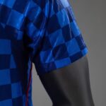 camiseta-croacia-segunda-equipacion-version-jugador-mundial-2026-puño