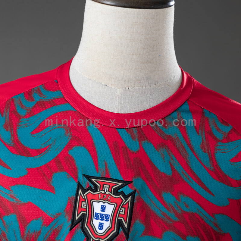 camiseta-portugal-calentamiento-rojo-2026-cuello