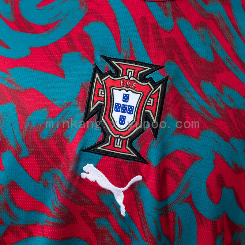 camiseta-portugal-calentamiento-rojo-2026-escudo