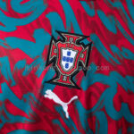 camiseta-portugal-calentamiento-rojo-2026-escudo