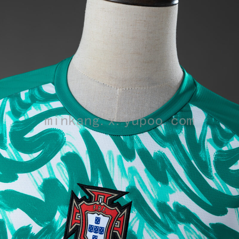 camiseta-portugal-calentamiento-verde-2026-cuello