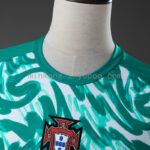 camiseta-portugal-calentamiento-verde-2026-cuello