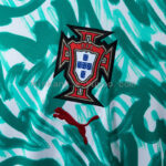 camiseta-portugal-calentamiento-verde-2026-escudo