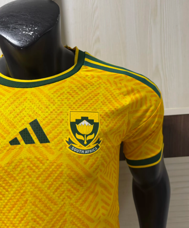 camiseta-sudafrica-primera-equipacion-version-jugador-mundial-2026-escudo