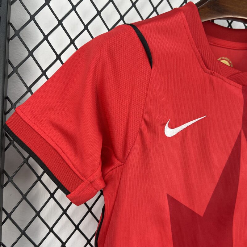 conjunto-niño-canada-primera-equipacion-mundial-2026-puño