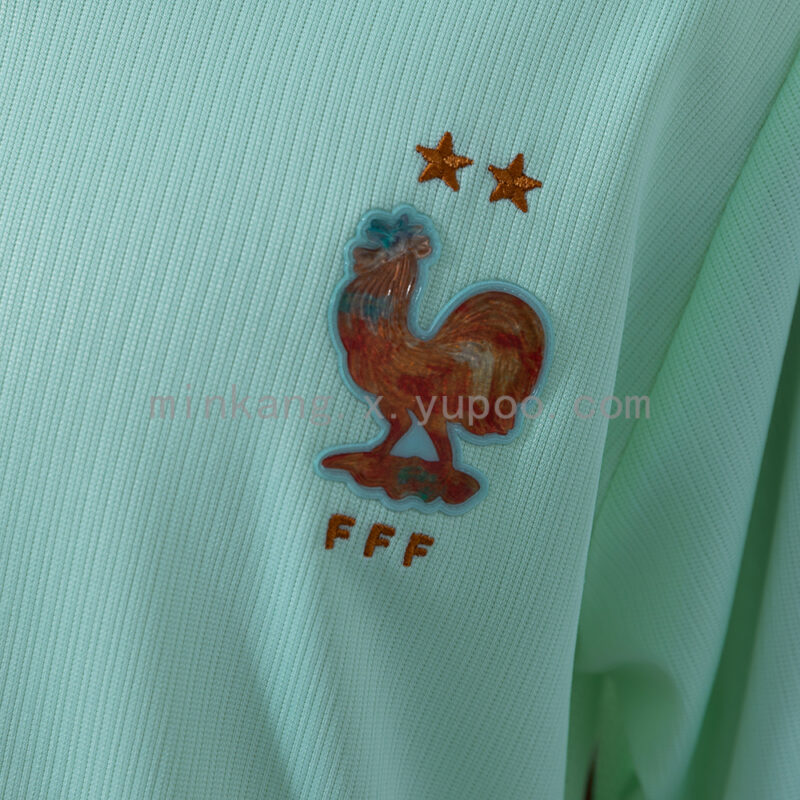 conjunto-niño-francia-segunda-equipacion-mundial-2026-escudo