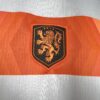 conjunto-niño-holanda-segunda-equipacion-mundial-2026-escudo