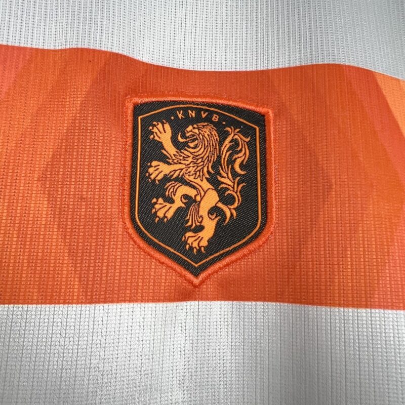 conjunto-niño-holanda-segunda-equipacion-mundial-2026-escudo