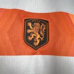conjunto-niño-holanda-segunda-equipacion-mundial-2026-escudo