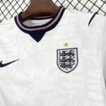 conjunto-niño-inglaterra-primera-equipacion-mundial-2026-escudo