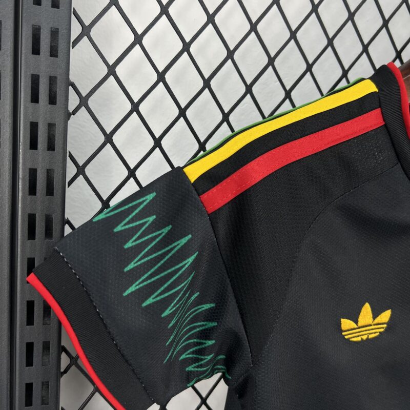 conjunto-niño-jamaica-bob-marley-segunda-equipacion-mundial-2026-puño
