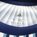 camiseta-argentina-calentamiento-mundial-2026-cuello