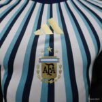 camiseta-argentina-calentamiento-version-jugador-mundial-2026-escudo