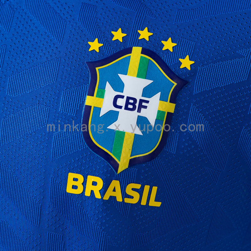 camiseta-brasil-version-jugador-azul-2026-escudo