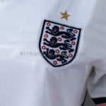 camiseta-inglaterra-primera-equipacion-mujer-mundial-2026-escudo