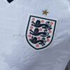 camiseta-inglaterra-primera-equipacion-version-jugador-mundial-2026-escudo