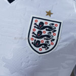 camiseta-inglaterra-primera-equipacion-version-jugador-mundial-2026-escudo
