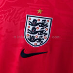 camiseta-inglaterra-segunda-equipacion-manga-larga-mundial-2026-escudo