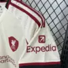 camiseta-liverpool-segunda-equipacion-2025-2026-hombro