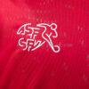 camiseta-suiza-primera-equipacion-mundial-2026-escudo-2