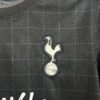 camiseta-tottenham-hotspur-stray-kids-segunda-equipacion-2025-2026-escudo