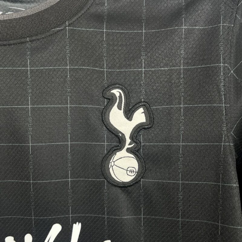 camiseta-tottenham-hotspur-stray-kids-segunda-equipacion-2025-2026-escudo