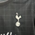 camiseta-tottenham-hotspur-stray-kids-segunda-equipacion-2025-2026-escudo
