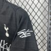 camiseta-tottenham-hotspur-stray-kids-segunda-equipacion-2025-2026-hombro