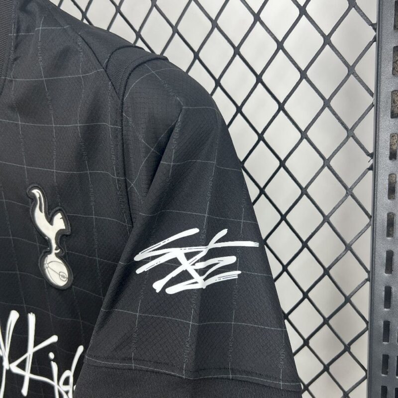 camiseta-tottenham-hotspur-stray-kids-segunda-equipacion-2025-2026-hombro