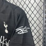camiseta-tottenham-hotspur-stray-kids-segunda-equipacion-2025-2026-hombro