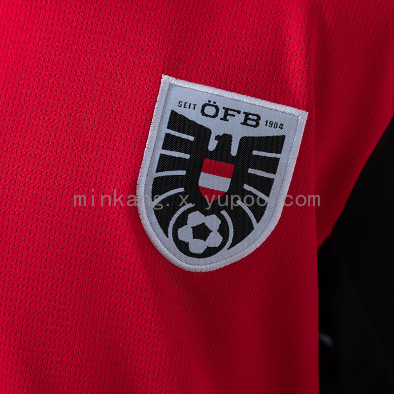 conjunto-niño-austria-primera-equipacion-mundial-2026-escudo