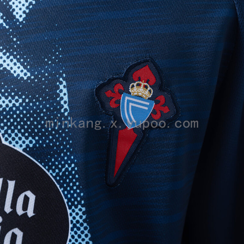 conjunto-niño-celta-de-vigo-segunda-equipacion-2025-2026-escudo