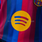 conjunto-niño-fc-barcelona-primera-equipacion-2026-2027-pecho