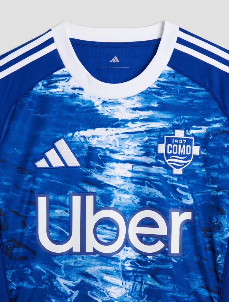 camiseta-como-primera-equipacion-2026-2027-pecho