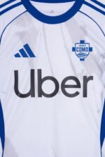 camiseta-como-segunda-equipacion-2025-2026-pecho