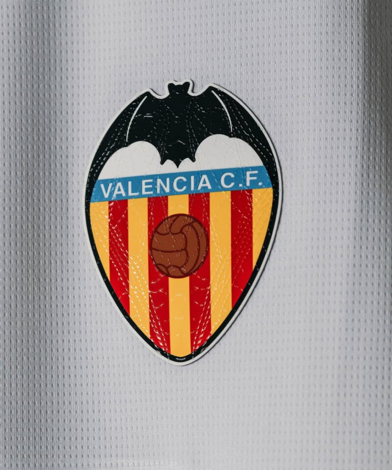 camiseta-valencia-primera-equipacion-2026-2027-escudo