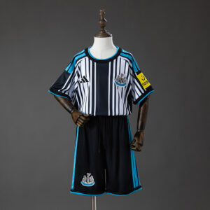 Conjunto Niño Newcastle primera equipacion 2026-2027